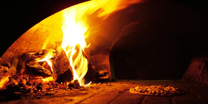 Der Holzwurmtod im heimischen Ofen oder wie man Holzkohle herstellt.